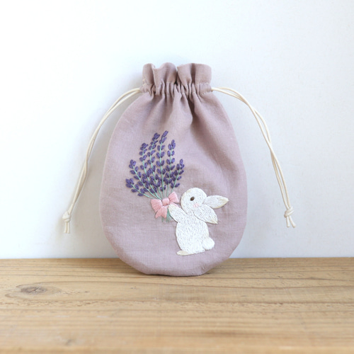 白うさぎさんとラベンダー刺繍のミニ巾着（スモーキーピンク・MLサイズ 