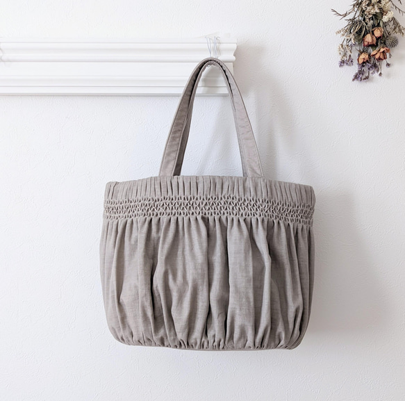 【A4ファイル対応】スモッキング刺繍の大きなトートバッグ ｰCARRYiN ecru beige ｰ 1枚目の画像