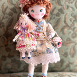 ハンドメイドドール．布人形 ミニミニドールを抱いた女の子