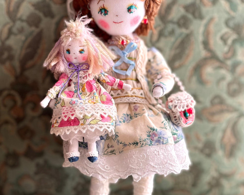 ハンドメイドドール．布人形　　　　　　　　　　　　　　　ミニミニドールを抱いた女の子〜クラシカルドレスの子