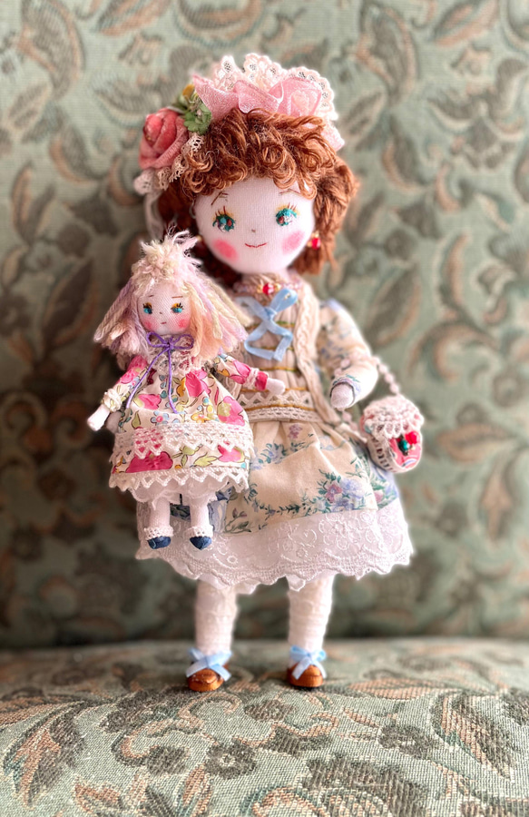 ハンドメイドドール．布人形 ミニミニドールを抱いた女の子