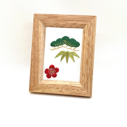吉祥文様 松竹梅 刺繍フレーム 絹糸と金糸の日本刺繍 壁飾り 吉祥文様 松竹梅 刺繍フレーム 絹糸と金糸の日本刺繍 壁飾り