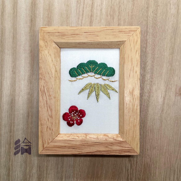 日本画 金色の文字と赤い植物 刺繍画 刺繍アート 道 竹 笹の葉
