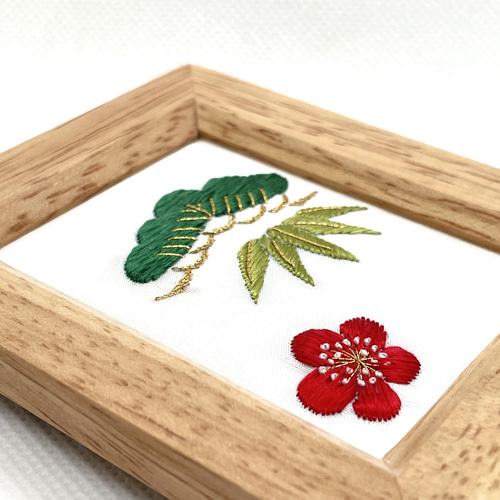 日本刺繍　フレーム付き 吉祥文様 松竹梅 刺繍フレーム 絹糸と金糸の日本刺繍 壁飾り