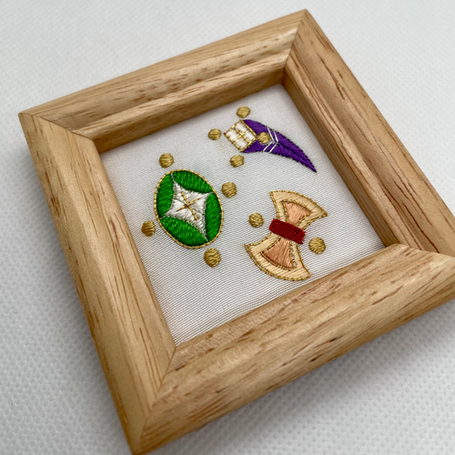 吉祥文様 宝尽くし 刺繍フレーム 絹糸と金糸の日本刺繍 壁飾り 吉祥文様 宝尽くし 刺繍フレーム 絹糸と金糸の日本刺繍 壁飾り