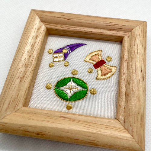 吉祥文様 宝尽くし 刺繍フレーム 絹糸と金糸の日本刺繍 壁飾り