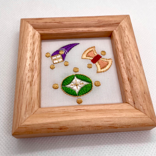 吉祥文様 宝尽くし 刺繍フレーム 絹糸と金糸の日本刺繍 壁飾り