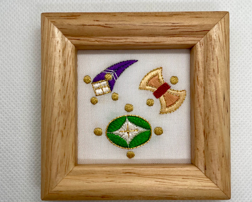 掛け軸　刺繍入り表装 ／祥邨画［能画］絹本　古軸　共箱 美品！ 掛け軸 絹本 杜若 – SENSE of 京表具