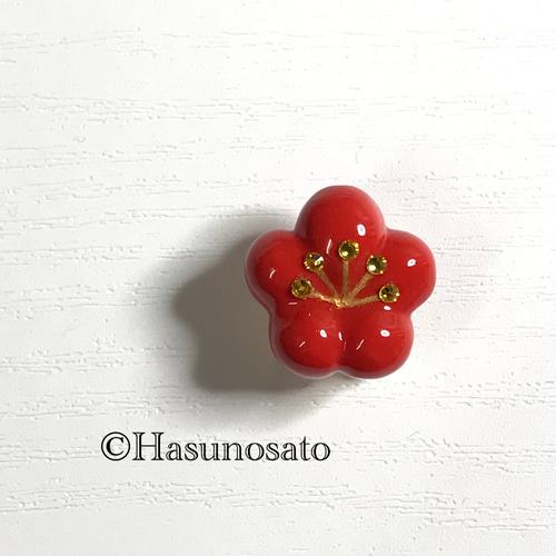 再販> ぷっくりした 紅梅 の 帯留め／ブローチ 【陶器風 手描き 石塑 