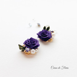 深紫の薔薇とビジューのピアス/イヤリング　つまみ細工　正絹羽二重　シルク 2枚目の画像