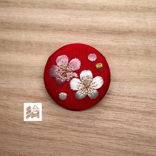 白とピンクの梅 刺繍ブローチ 絹糸と金糸の日本刺繍 ブローチ
