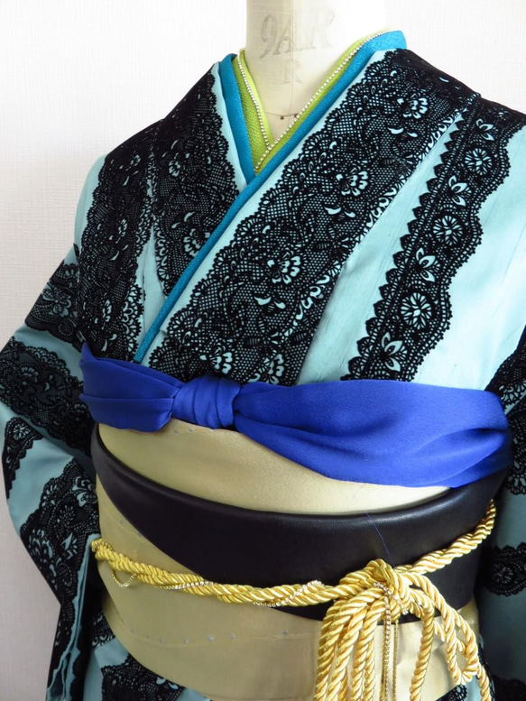 好評　再販　"粋iki"和モダン　レース調のフロッキー加工が美しいアクアブルーのシャンタン生地単衣の着物　 3枚目の画像
