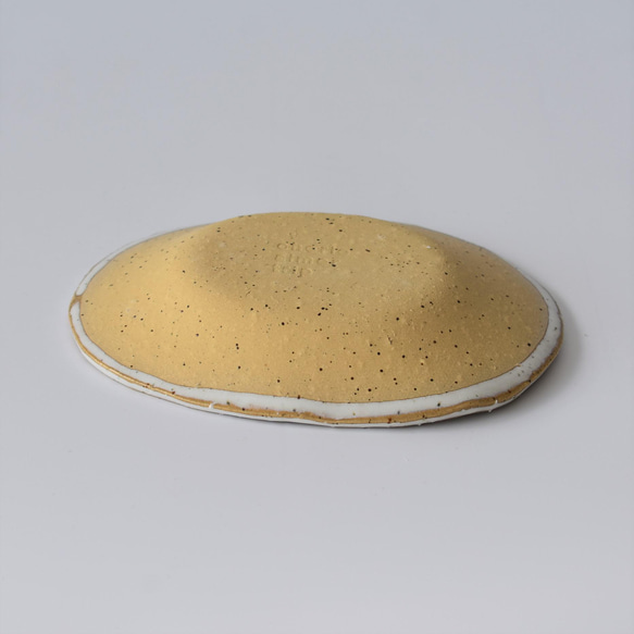 楕円形・オーバル小皿　黄御影土×チタンマット釉 3枚目の画像