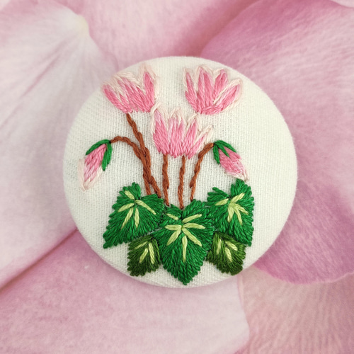 シクラメンの刺繍ブローチ ブローチ かなちゃん手刺繍工房 通販