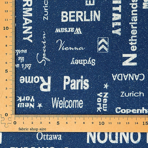 英字柄のニット生地 英字柄のニット生地