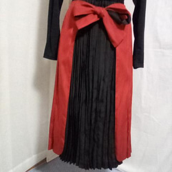着物リメイク☆男物黒の羽織と赤の縞の羽織から2wayアコーディオンプリーツスカート 3枚目の画像