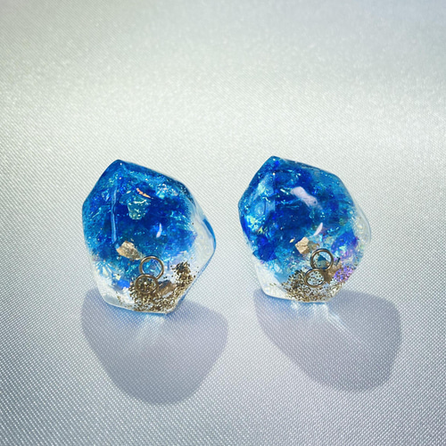 送料無料】鉱石レジン ホログラム 大ぶりピアス(ブルー) ピアス  