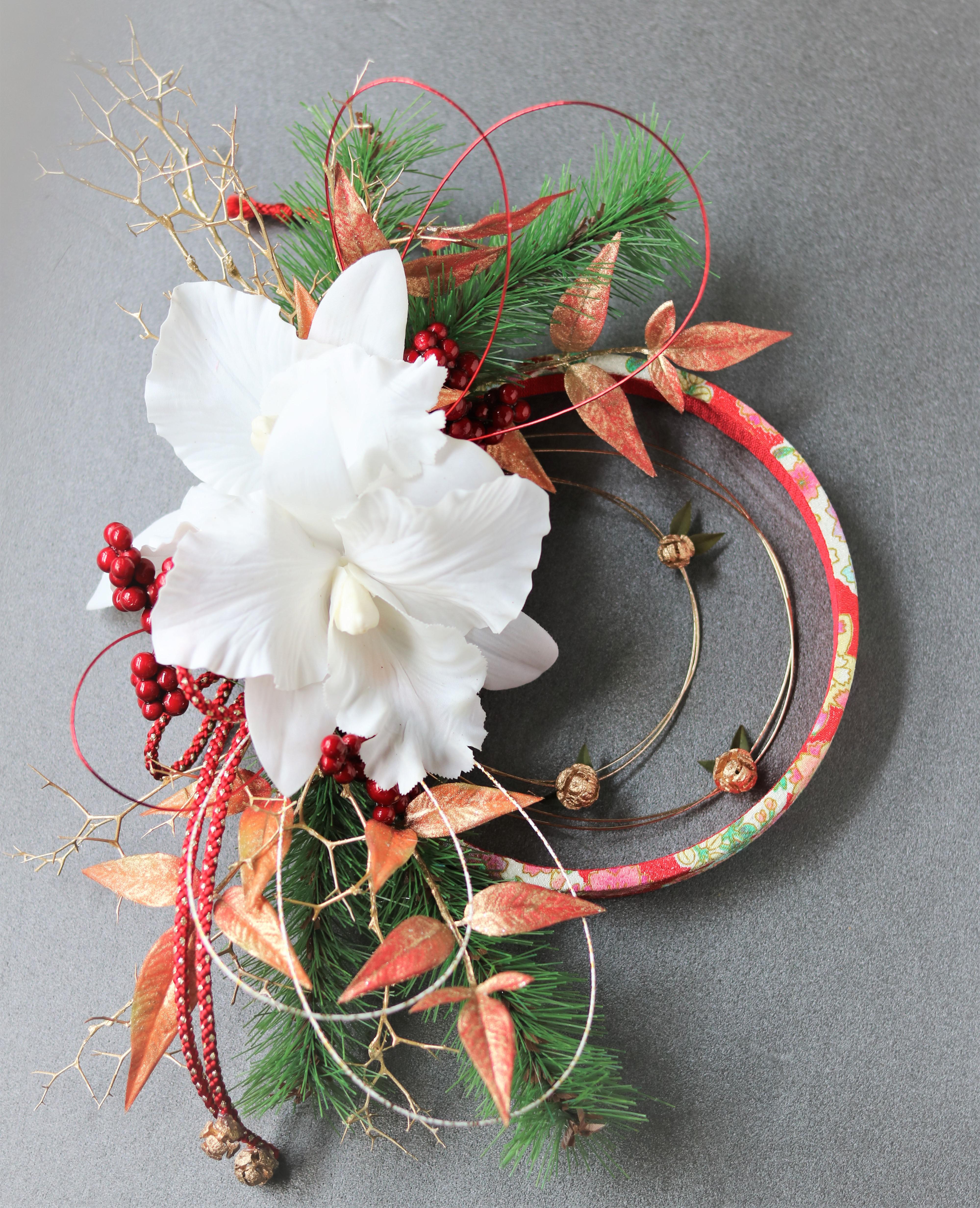 【今だけ送料無料】新作　まだ間に合うお正月飾り　ちりめん和飾り【琥珀】ホワイト系　カトレアと南天のしめ飾り　しめ縄飾り