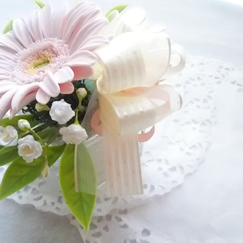 ❁小さなガラス花器にクレイフラワーガーベラのミニミニアレンジメント