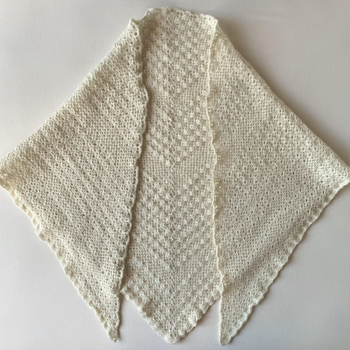 肩までたっぷり かぎ針編みの白い三角ショール 三角ストール 編み物