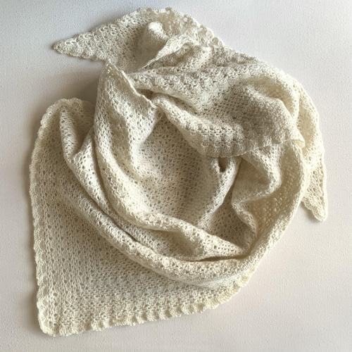 肩までたっぷり かぎ針編みの白い三角ショール 三角ストール 編み物