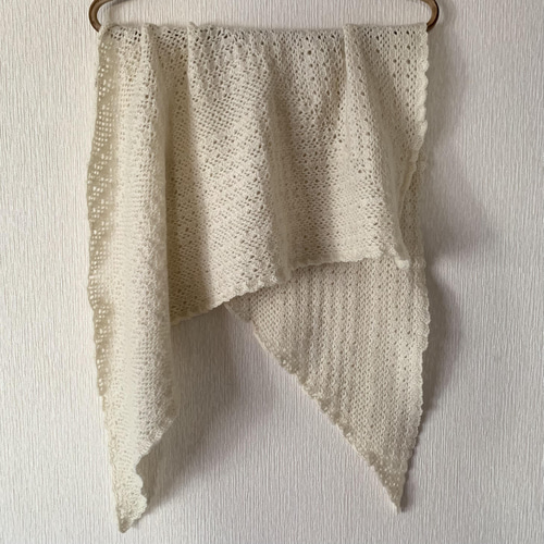 肩までたっぷり かぎ針編みの白い三角ショール 三角ストール 編み物