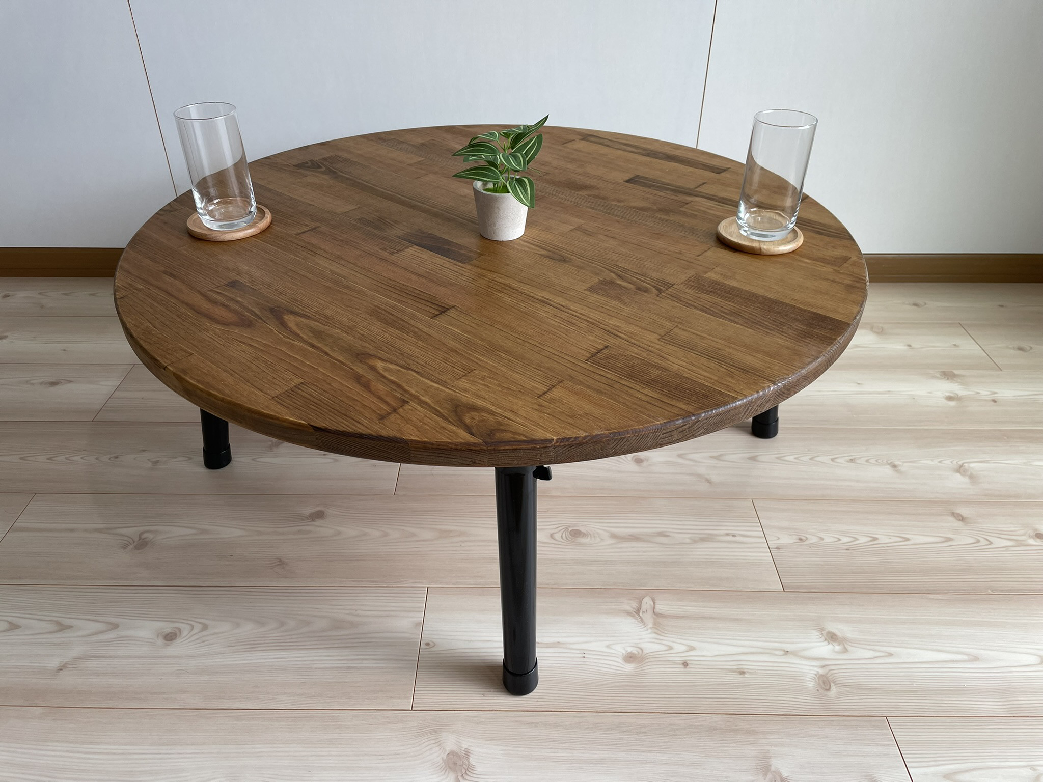 木のぬくもり感じる丸型テーブル/ミディアムウォルナット
