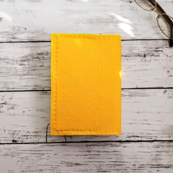 ほっこりかわいい手刺繍のブックカバー　手帳カバー　フェルト　黄色と黄緑　 3枚目の画像