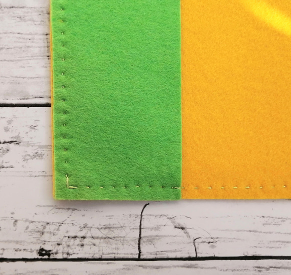 ほっこりかわいい手刺繍のブックカバー　手帳カバー　フェルト　黄色と黄緑　 4枚目の画像