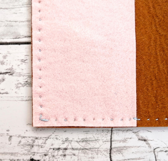 ほっこりブックカバー　手帳カバー　フェルトに手刺繍　茶色と淡いピンク　 4枚目の画像