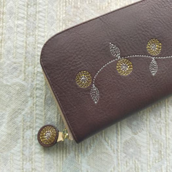 刺繍革財布『花かざり』BROWN（牛革）Slimラウンドファスナー型 5枚目の画像