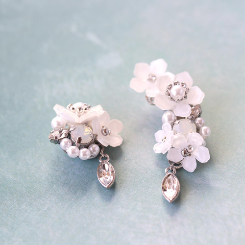 紫陽花ウェーブゆらゆらピアス/イヤリング【日本製】 - 【ロリアンピンクメイド】- プレゼント＆ギフトのギフトモール 花モチーフ イヤーカフ 紫と白　ウェディング