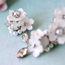 聖誕玫瑰（白色）和閃閃發光的寶石耳環/耳環（右耳）+耳夾（左耳） 婚禮、鮮花、禮物 第6張的照片