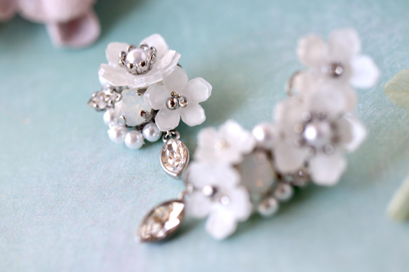 聖誕玫瑰（白色）和閃閃發光的寶石耳環/耳環（右耳）+耳夾（左耳） 婚禮、鮮花、禮物 第6張的照片