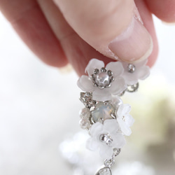 也適合正式場合！聖誕玫瑰（白色）和閃閃發光的珠寶耳夾（雙耳）花朵 第7張的照片