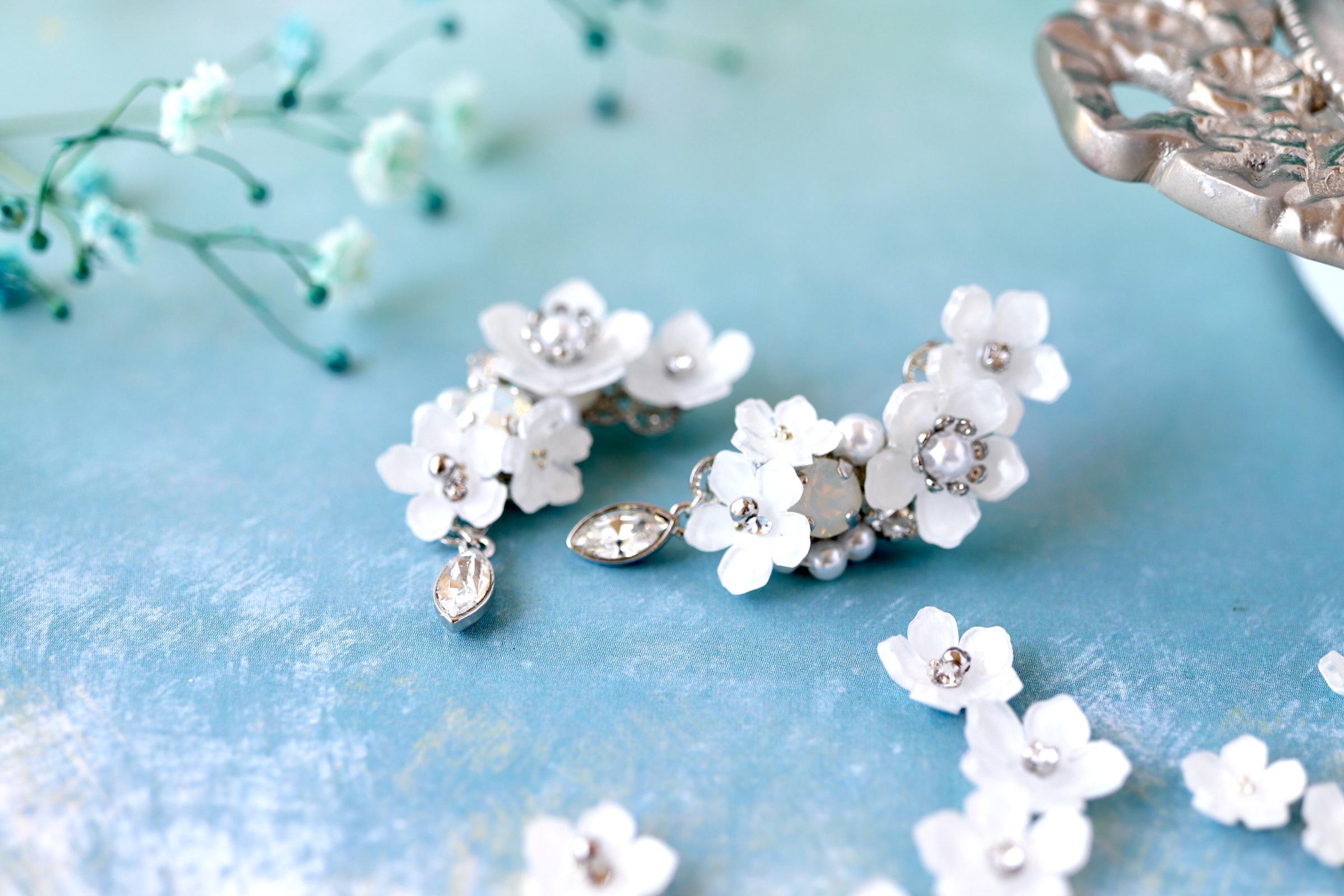 フォーマルにも！クリスマスローズ(白)ときらめくbijouのイヤーカフ（両耳）　花