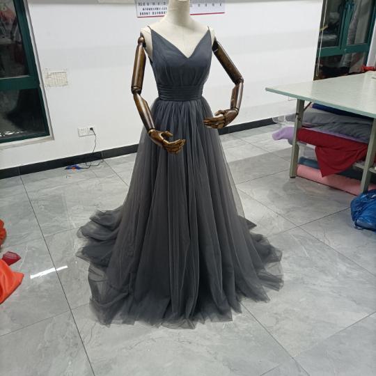 カラードレス  グレー  ソフトチュール 優雅なシルエット 前撮り 背中見せ