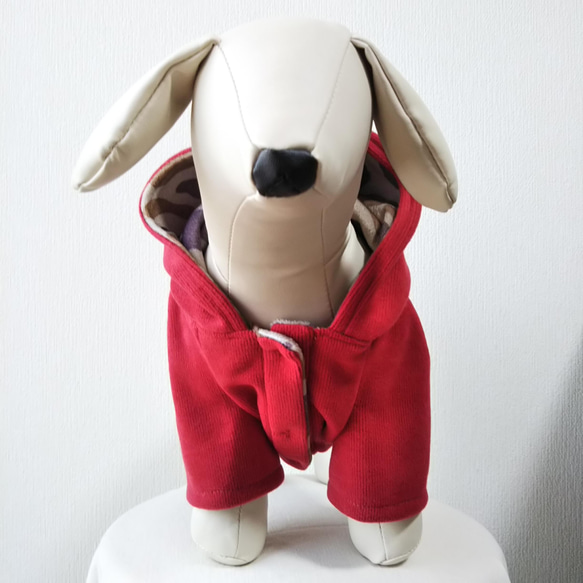 ポリエステル段ボールニット生地を使った小型犬サイズラグランスリーブコート犬服とお揃いの大人服Ｌサイズフードコート 4枚目の画像
