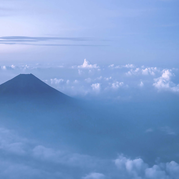 雲の海に浮かぶ、青い富士山のシルエット 5枚目の画像