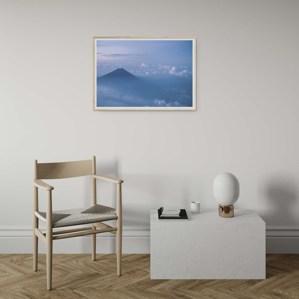 雲の海に浮かぶ、青い富士山のシルエット 4枚目の画像