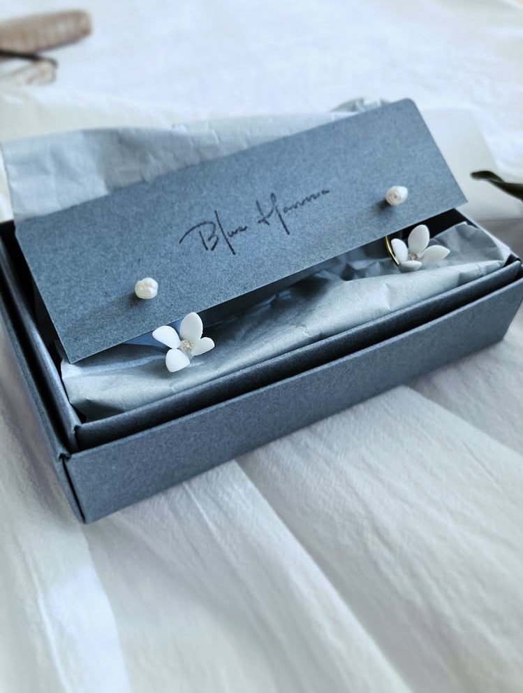 天草陶花のピアス　四枚花びらの一輪キャッチ