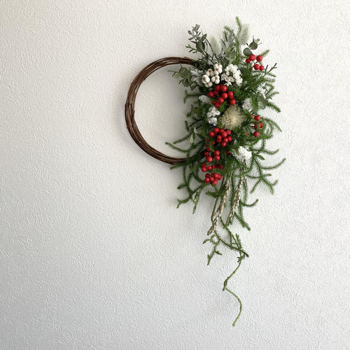 ヒカゲノカズラと木の実のほっこりリース