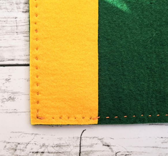 ほっこりかわいい手刺繍のブックカバー　手帳カバー　フエルト　緑と黄色　 4枚目の画像