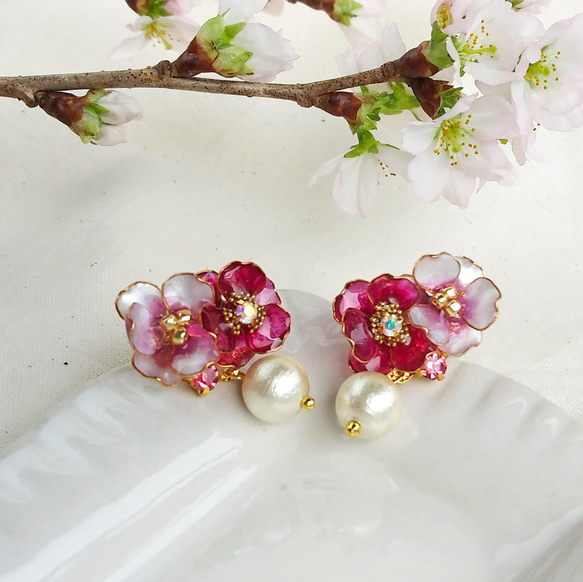 pierce < 紅 > 寄り添うお花と コットンパール ピアス( サージカルステンレス )  山茶花 桜  アネモネ 9枚目の画像