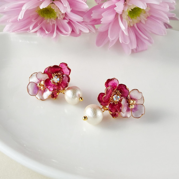pierce < 紅 > 寄り添うお花と コットンパール ピアス( サージカルステンレス )  山茶花 桜  アネモネ 5枚目の画像