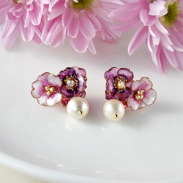 pierce <紫> 寄り添うお花とコットンパール ピアス( サージカルステンレス )  山茶花 桜 アネモネ 1枚目の画像