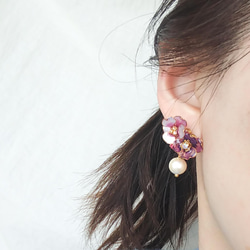 pierce <紫> 寄り添うお花とコットンパール ピアス( サージカルステンレス )  山茶花 桜 アネモネ 5枚目の画像