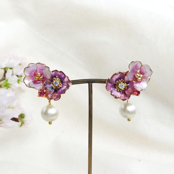 pierce <紫> 寄り添うお花とコットンパール ピアス( サージカルステンレス )  山茶花 桜 アネモネ 2枚目の画像