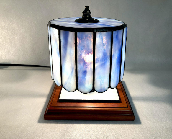 ステンドグラスランプ（ライトブルーonホワイト  イリデセント）円柱型 2枚目の画像