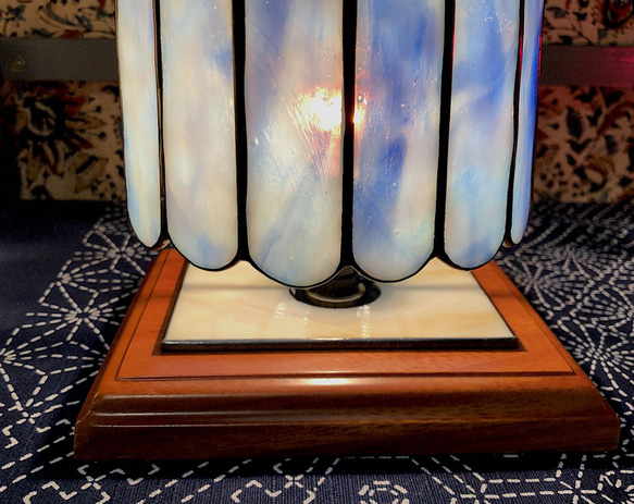 ステンドグラスランプ（ライトブルーonホワイト  イリデセント）円柱型 8枚目の画像